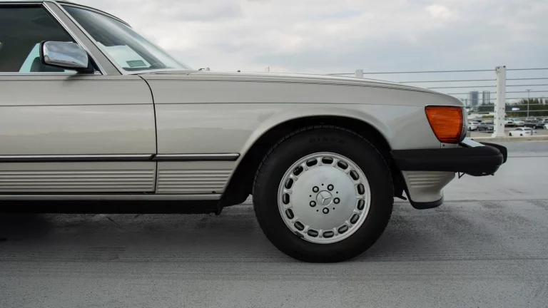 1986_mercedes-benz_560sl_DSC08618-72653-scaled