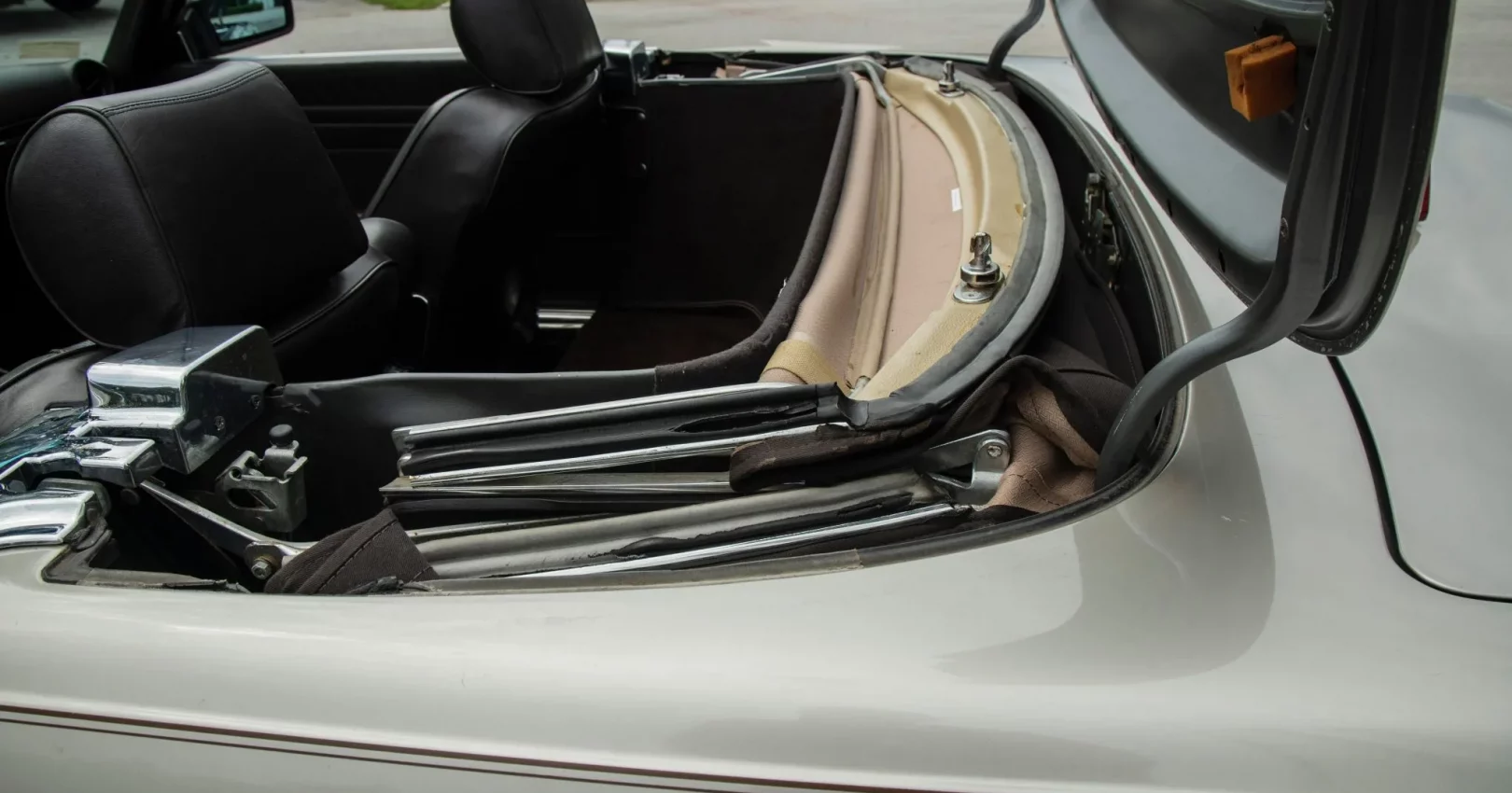 1986_mercedes-benz_560sl_DSC05538-72343-scaled