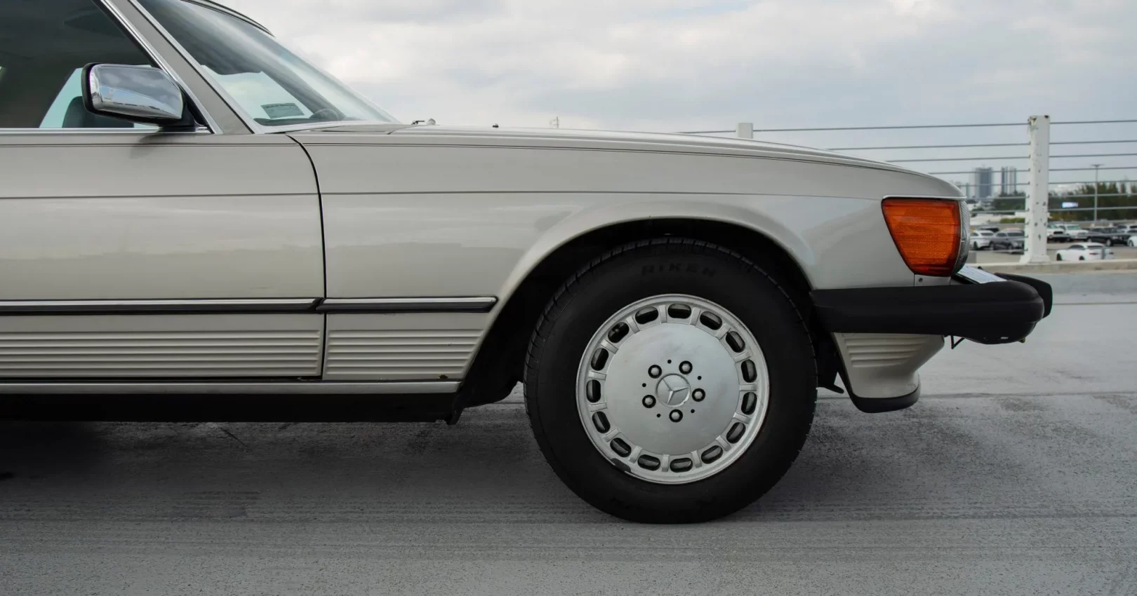 1986_mercedes-benz_560sl_DSC08618-72653-scaled