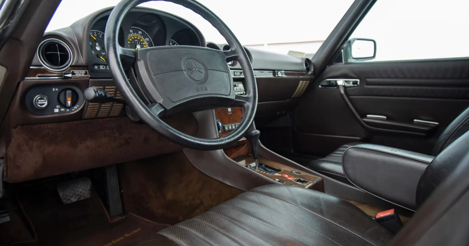 1986_mercedes-benz_560sl_DSC08631-71965-scaled