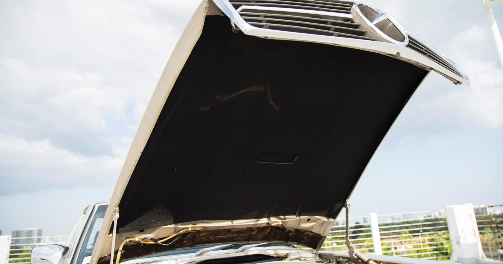 1986_mercedes-benz_560sl_DSC08840-71765-scaled