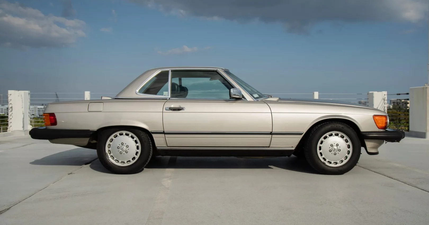 1986_mercedes-benz_560sl_DSC08845-71718-scaled